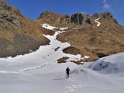 25 Breve discesa pestando neve per poi salire senza neve per Baita Foppa Alta e il Mincucco